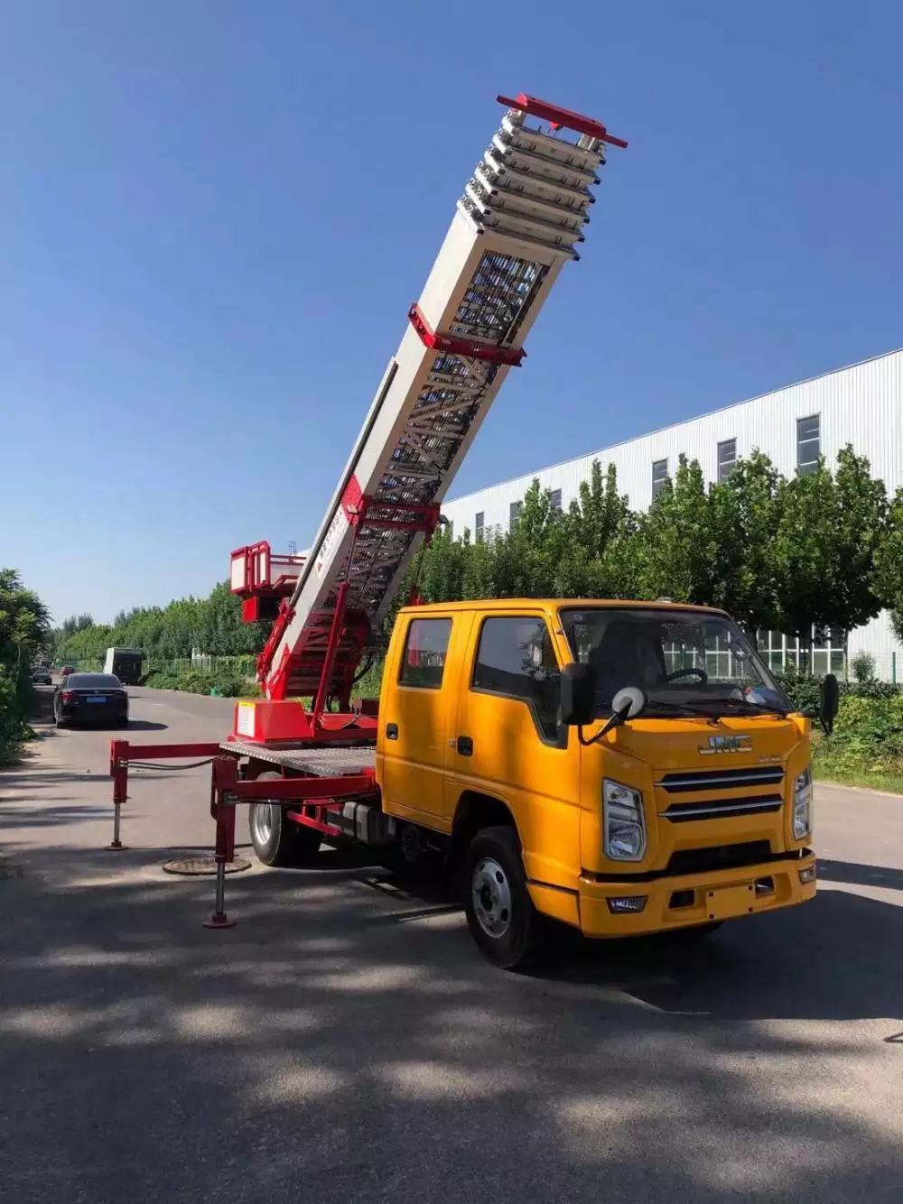 修水县附近的云梯车出租服务：轻松解决高空作业需求